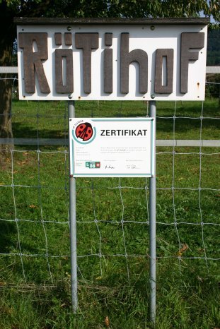 Schild mit Aufschrift "Rötihof"